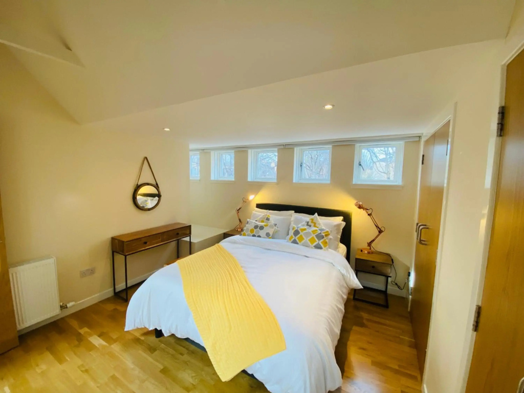 2 Bed 2 bath with Private Parking