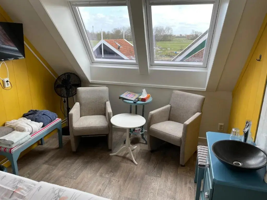 Standard Double room with lake view (full double bed)