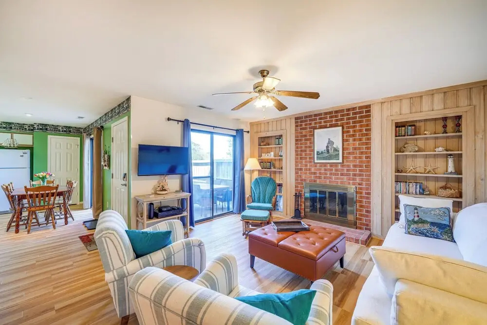 Kitty Hawk Escape w/ Pool Access: 1 Mi to Beach
