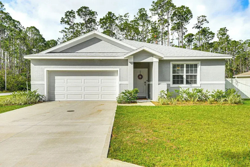 7 Mi to Flagler Beach: Breezy Stay w/ Pool Access!