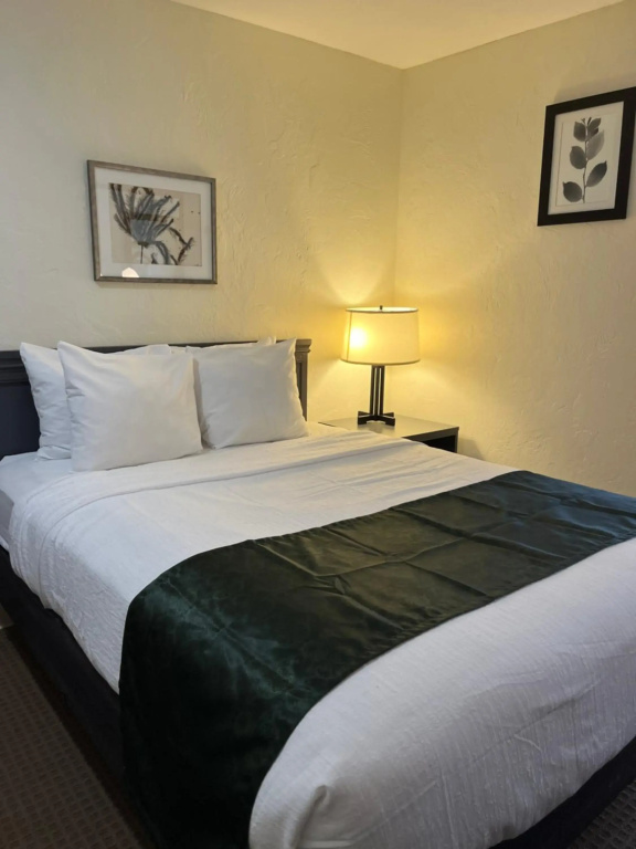 Pictured Rocks Inn & Suites