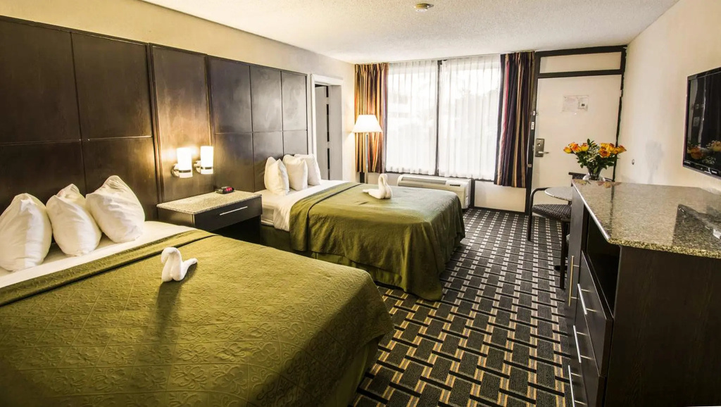 Quadruple Suite with pool view