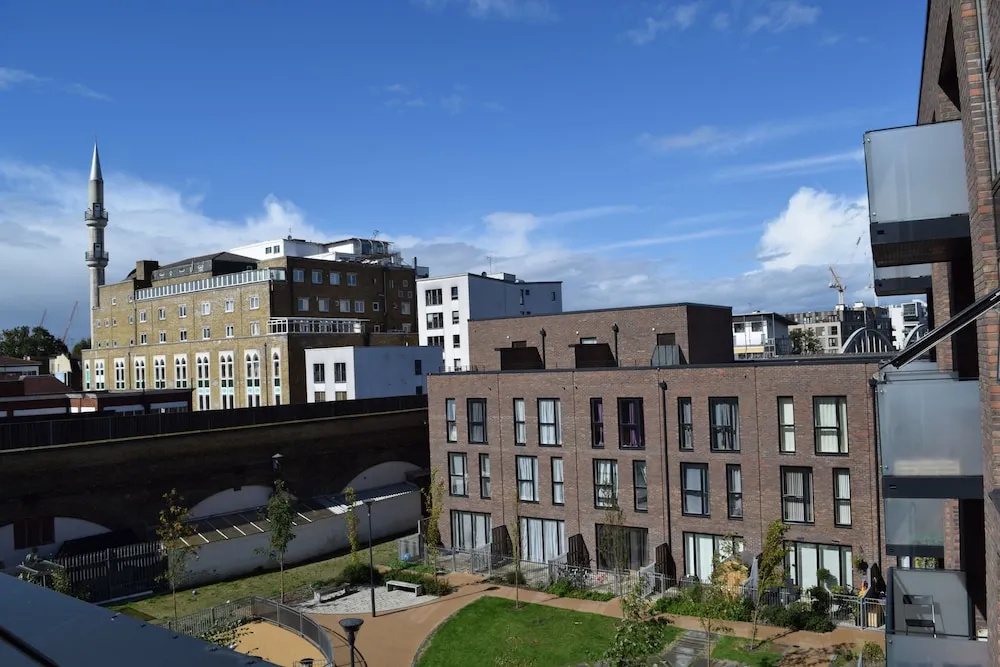 1 Bedroom Apartment With Balcony Near Regent's Canal