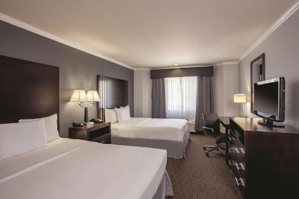 Standard Quadruple room with view