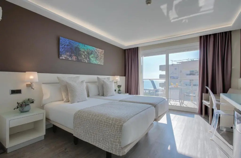 Executive Double room with partial sea view (full double bed)