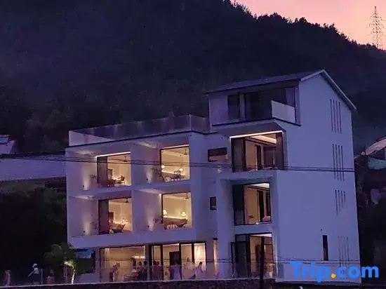 Lotus Mountain Hotel