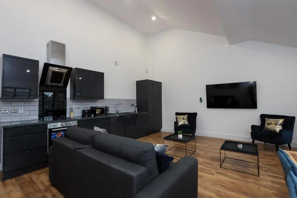 Concert Square Apartments by Happy Days