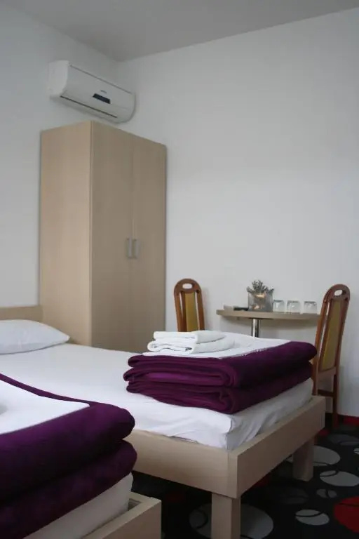 Fitea Pansion - Chambres