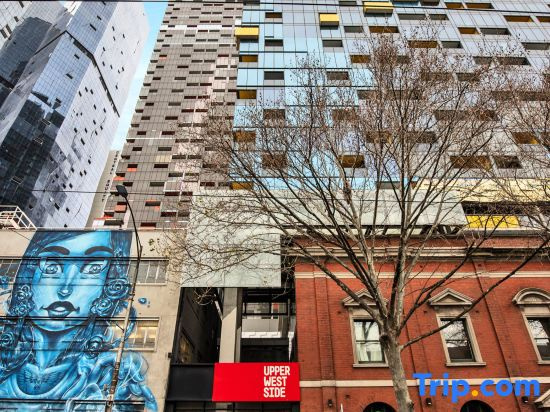 Compact & Comfortable | Spencer St Studio - C13