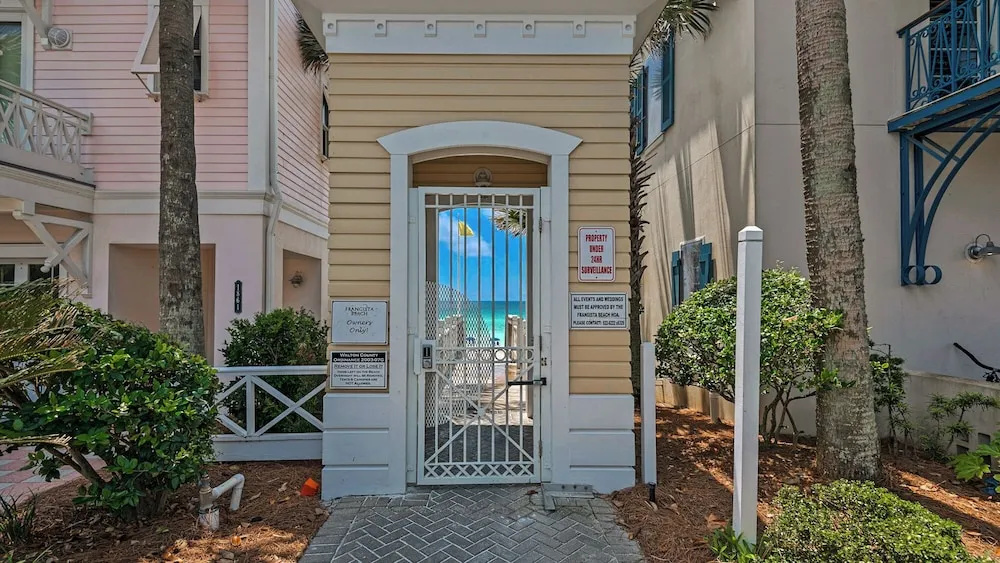 Spacious Home, Private Backyard, and Community Pool