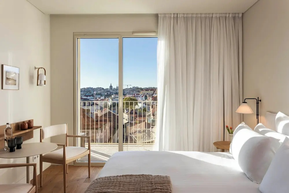 Standard room with balcony and with city view