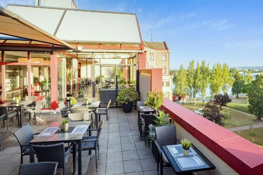Maximilian Hotel & Apartments Weil am Rhein / Basel