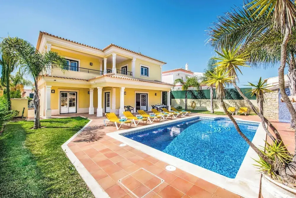 4 Bedrooms Villa with balcony