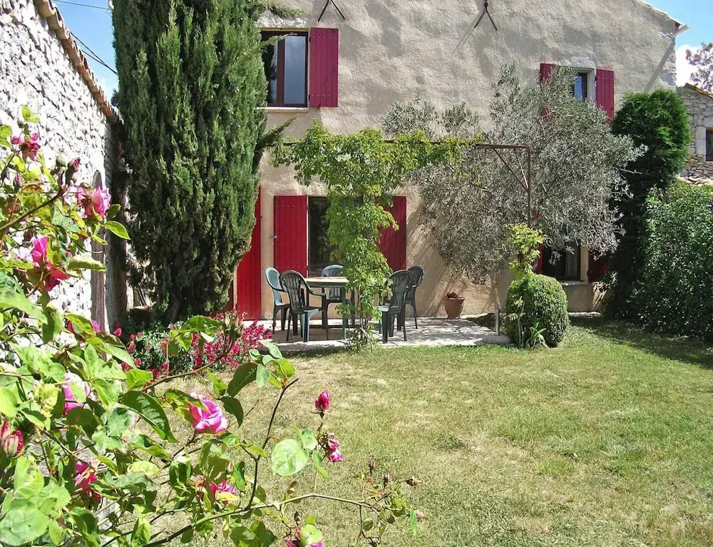 Private Garden House in Redortiers