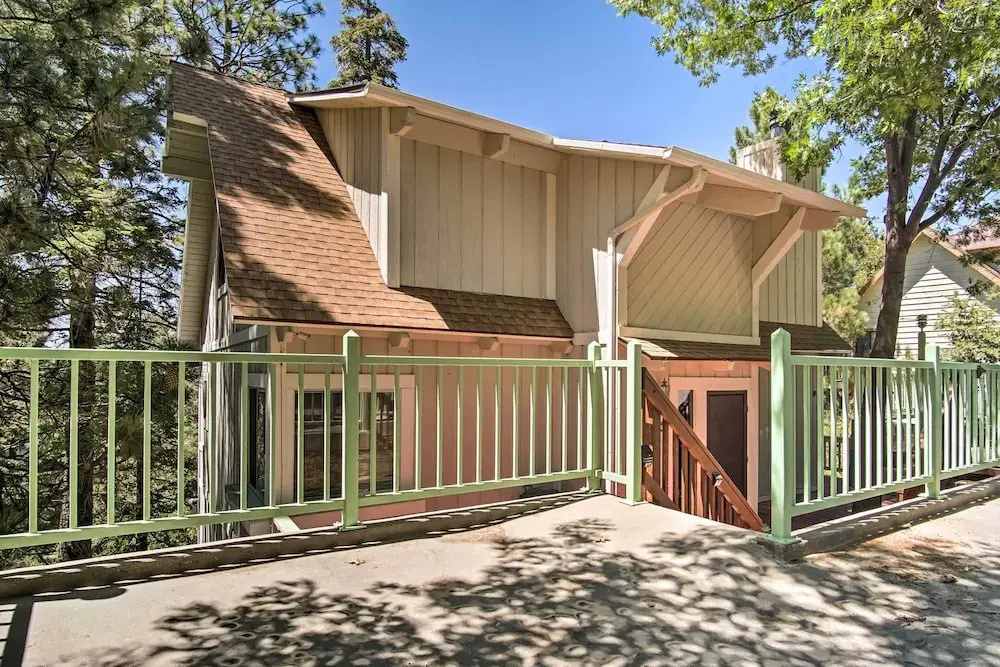 5 Mi to Lake Arrowhead Village: Cabin w/ Game Room