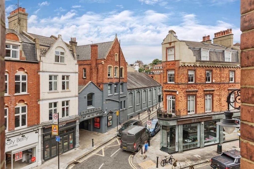 Modern & Chic 2bed Hampstead Duplex 1 min to Tube
