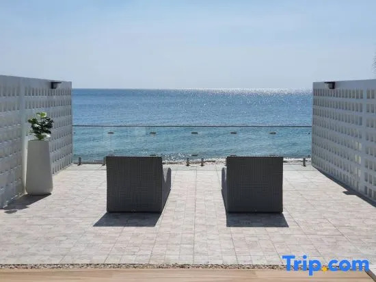 Люкс Deluxe oceanfront в Rattana Pura Beach Resort