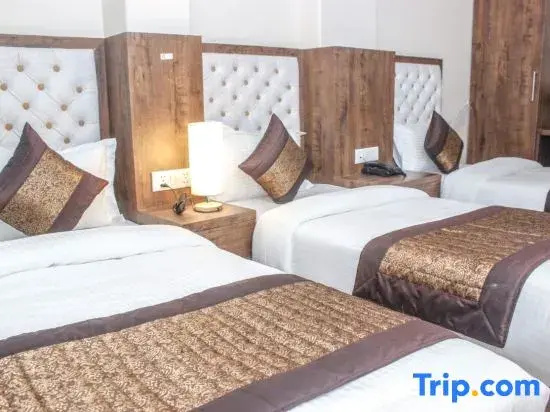 Classic Triple room with city view