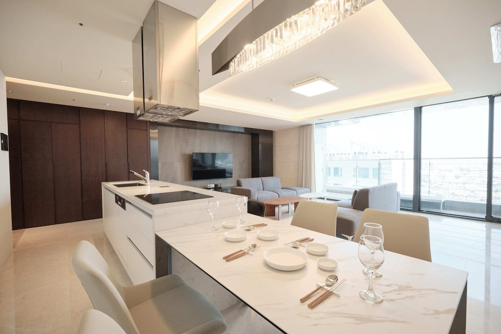 Double Suite with balcony (full double bed)