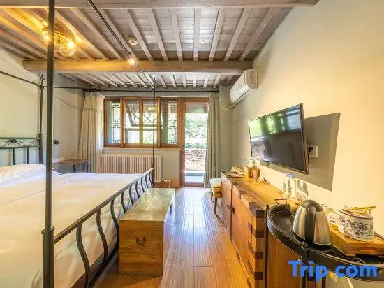 Standard Double room with balcony (full double bed)