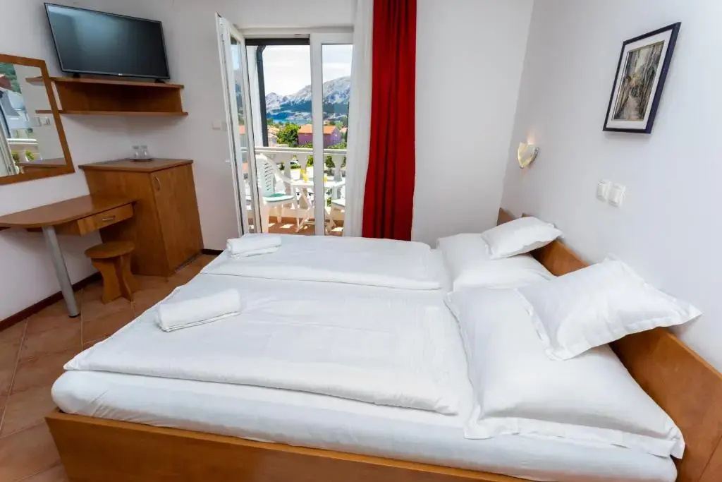 Standard Double room with balcony (full double bed)