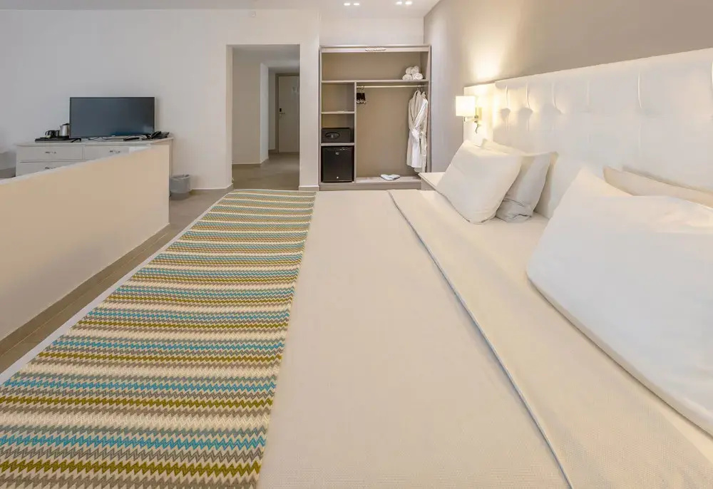 Standard Quadruple room with land view