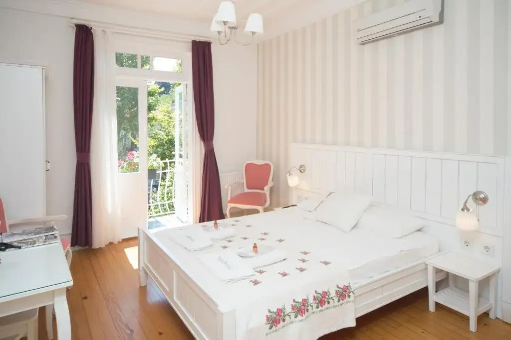 Classic Double room with balcony (full double bed)
