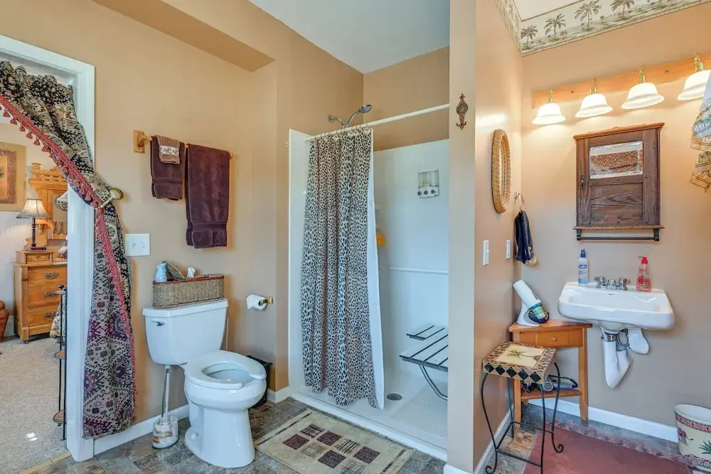 < 1 Mi to Old Town Lansing: Home w/ Furnished Deck — фото 6