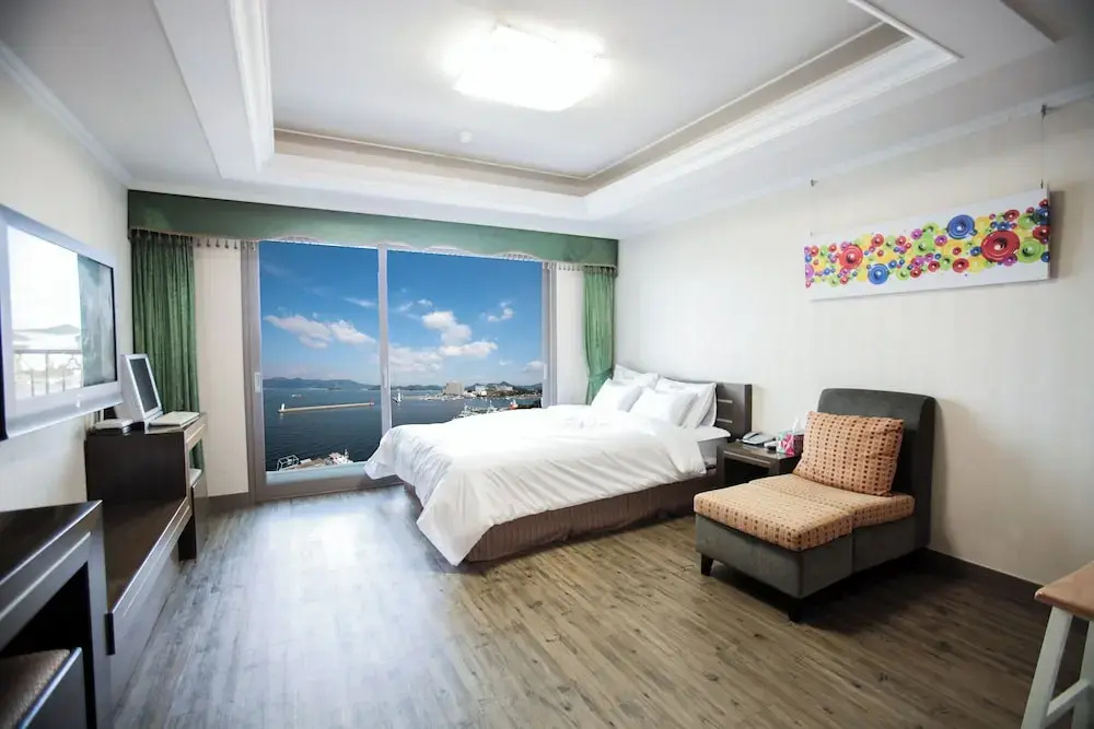 Deluxe Double room (full double bed)