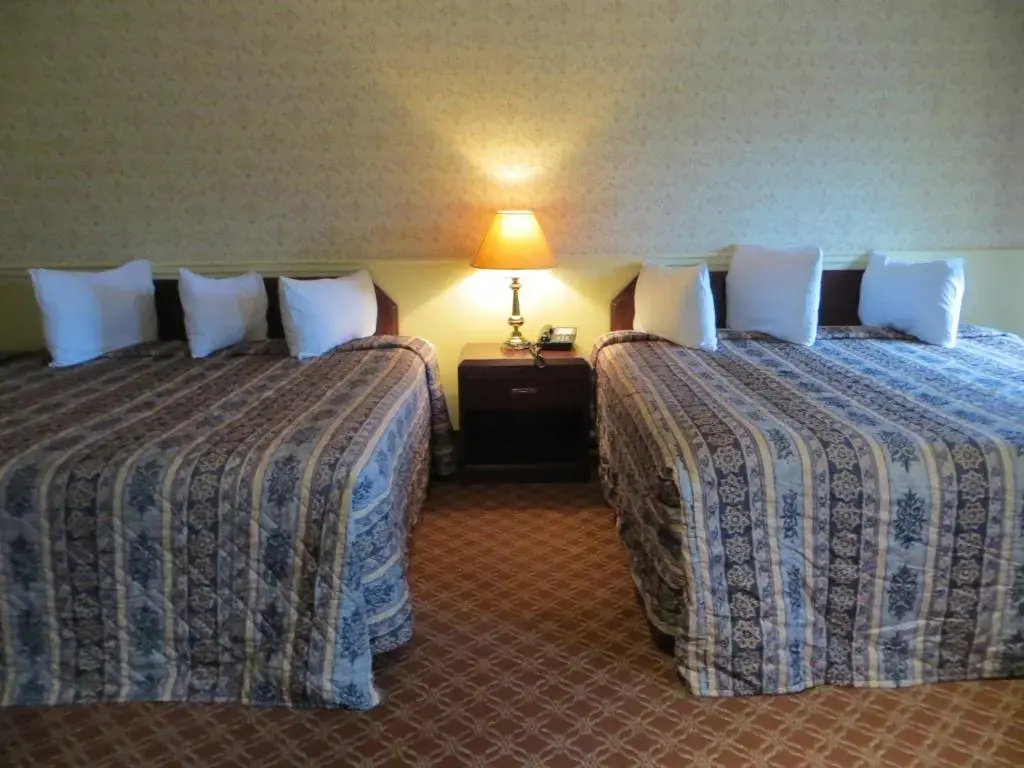 Classic Quadruple room (2 full double beds)