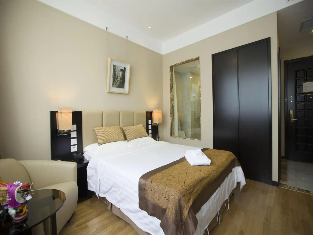 Business Double room (full double bed)