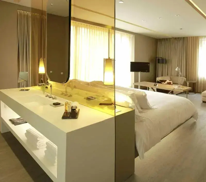 Business Double room with balcony (full double bed)