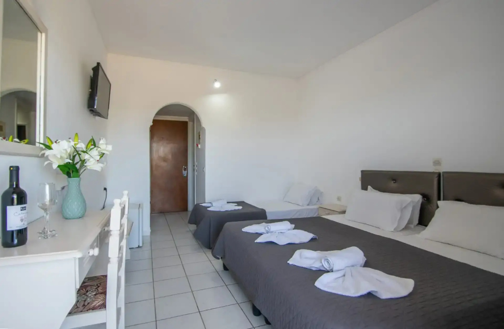Standard Triple room with pool view