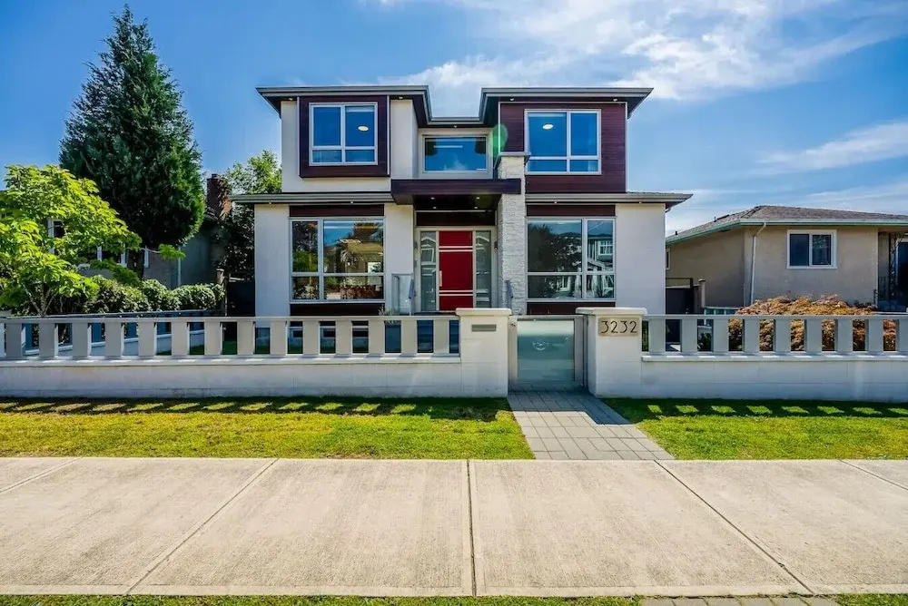 Centrally-located Luxury Home With Views Cinema