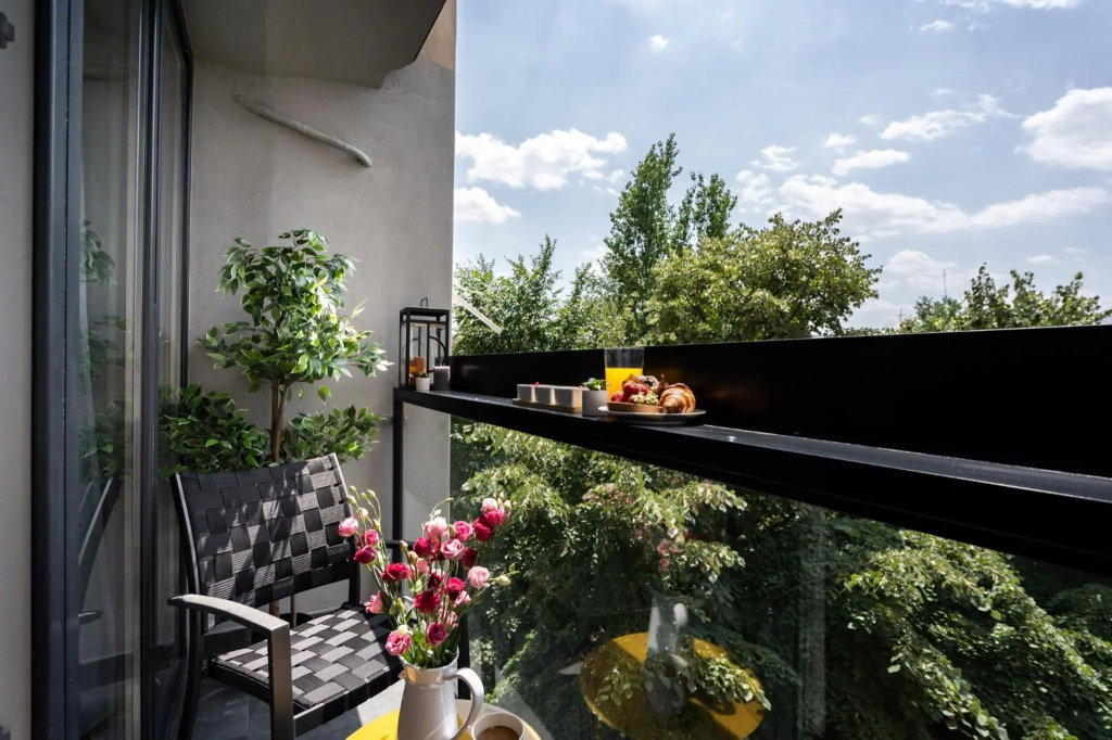 Bright 2BR Flat - Top Location - Green Views