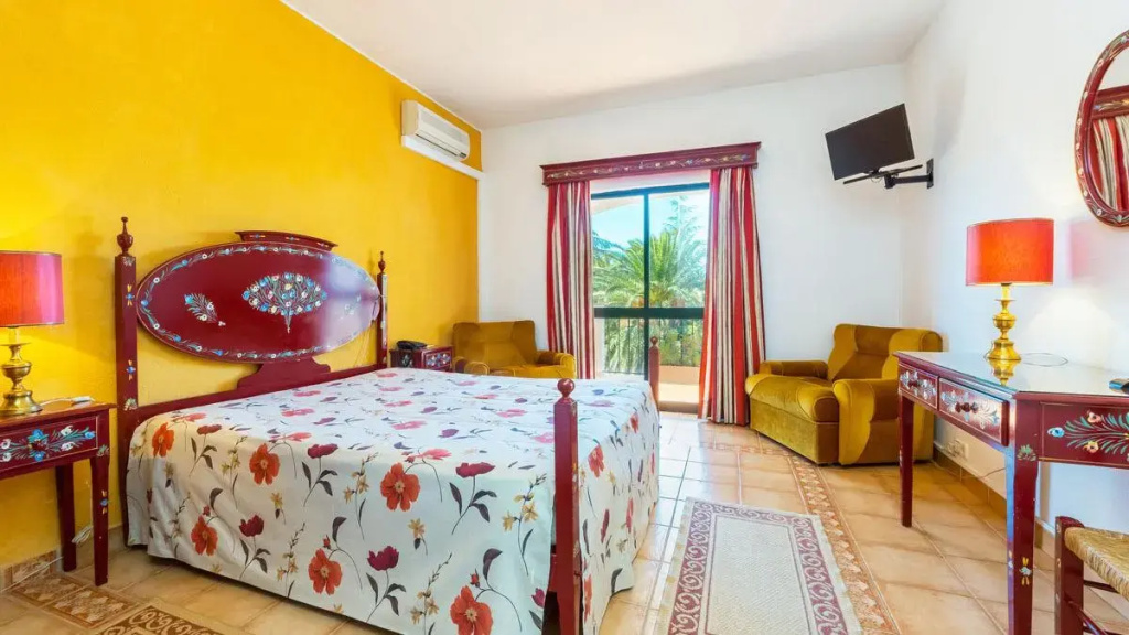 Standard Triple room