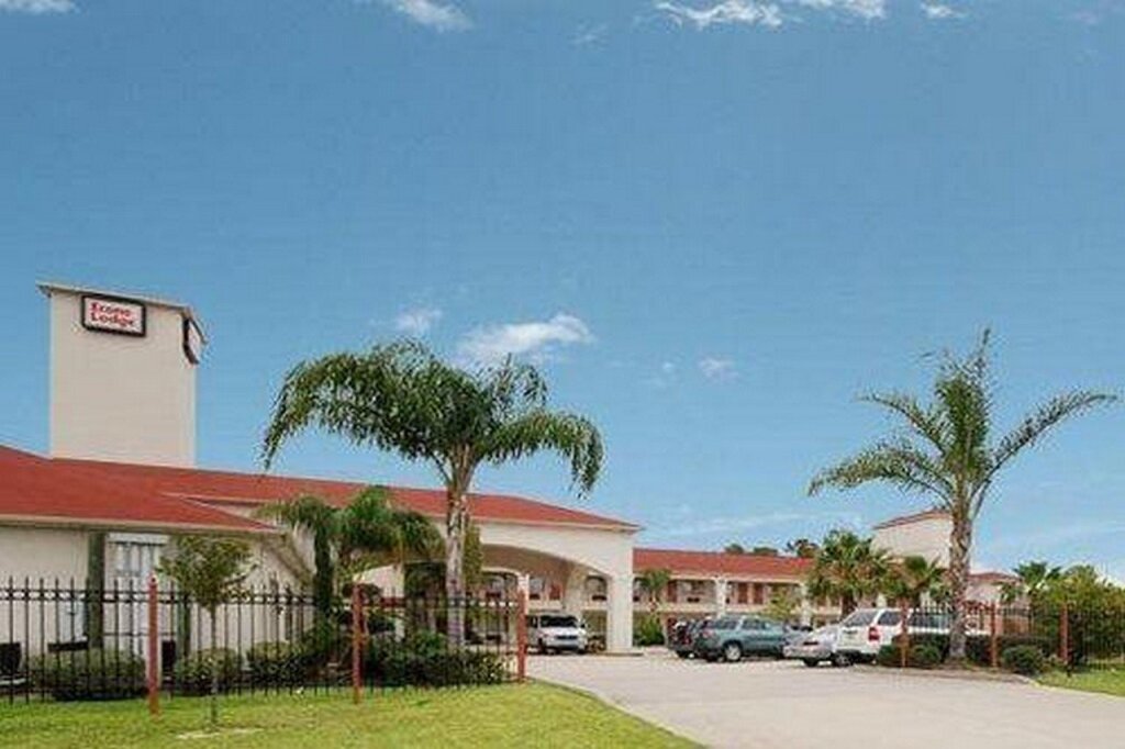 Red Roof Inn & Suites Houston - Humble/IAH Airport image