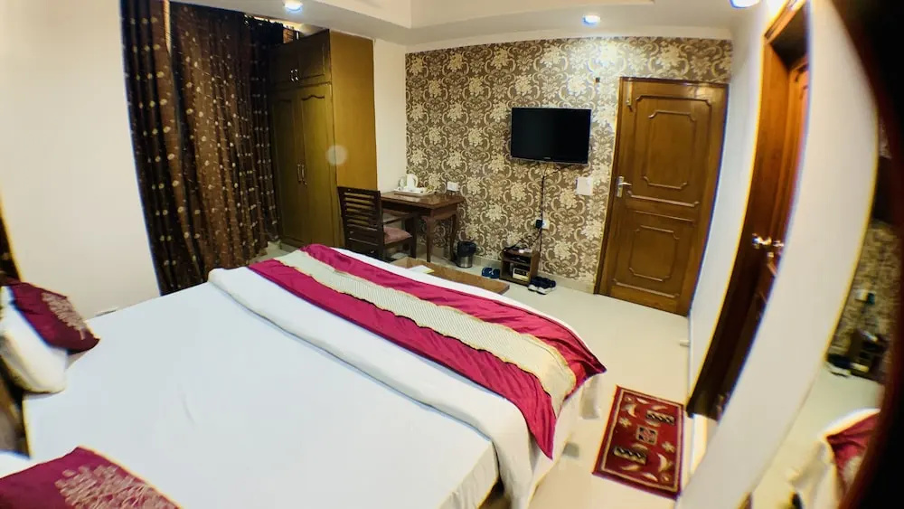 Deluxe Double room (full double bed)