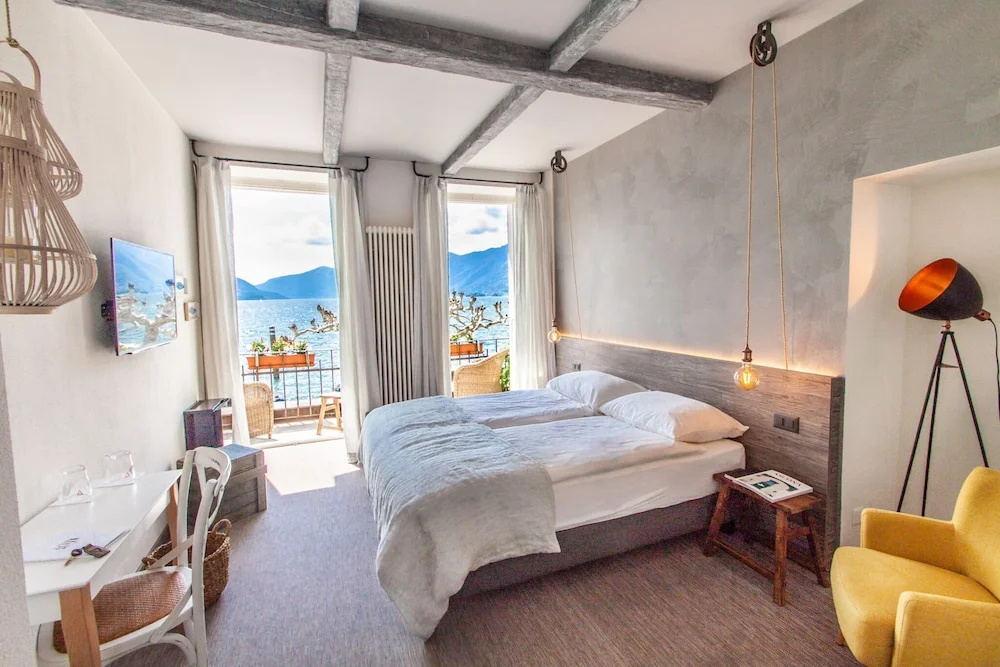 Standard Double room with balcony and with lake view (full double bed)