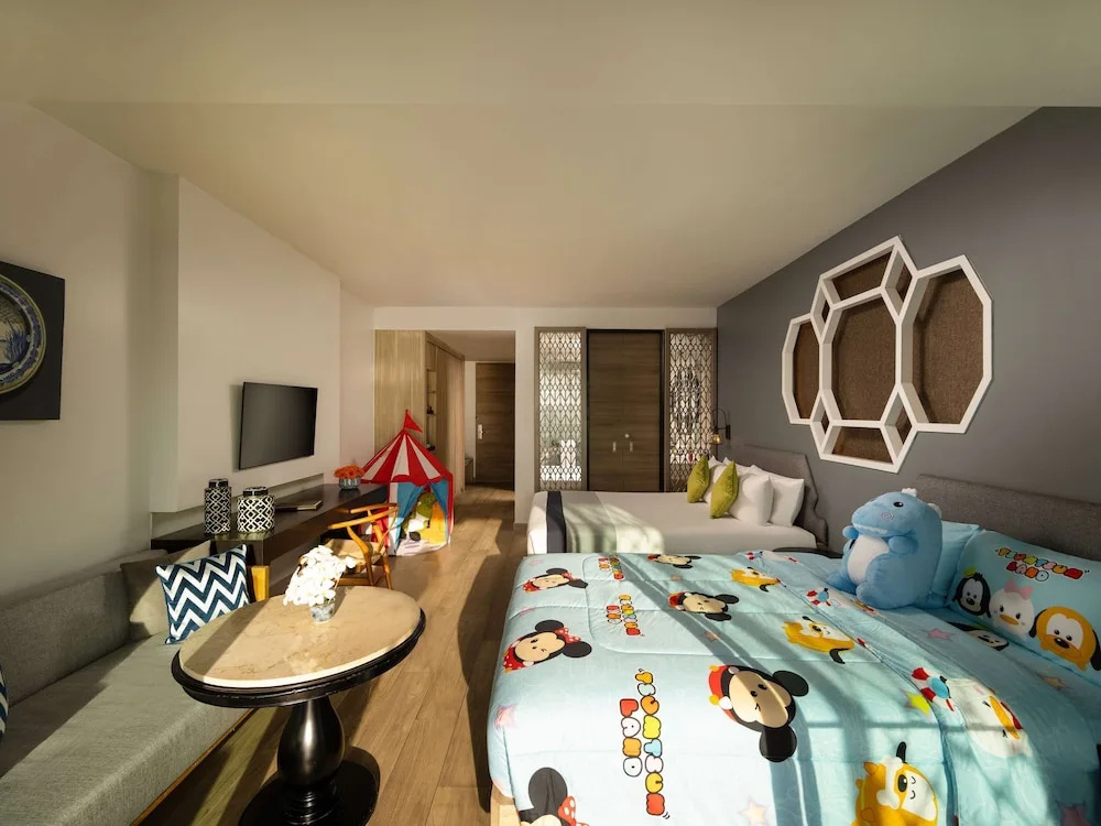 Семейный номер Premier с балконом и с видом на море в Avista Grande Phuket Karon - MGallery
