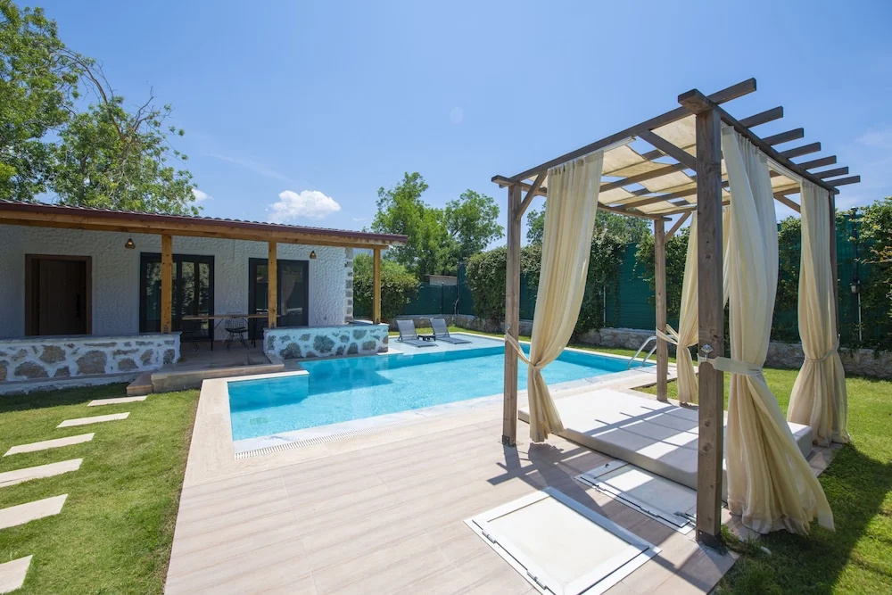 2 Bedrooms Villa with balcony