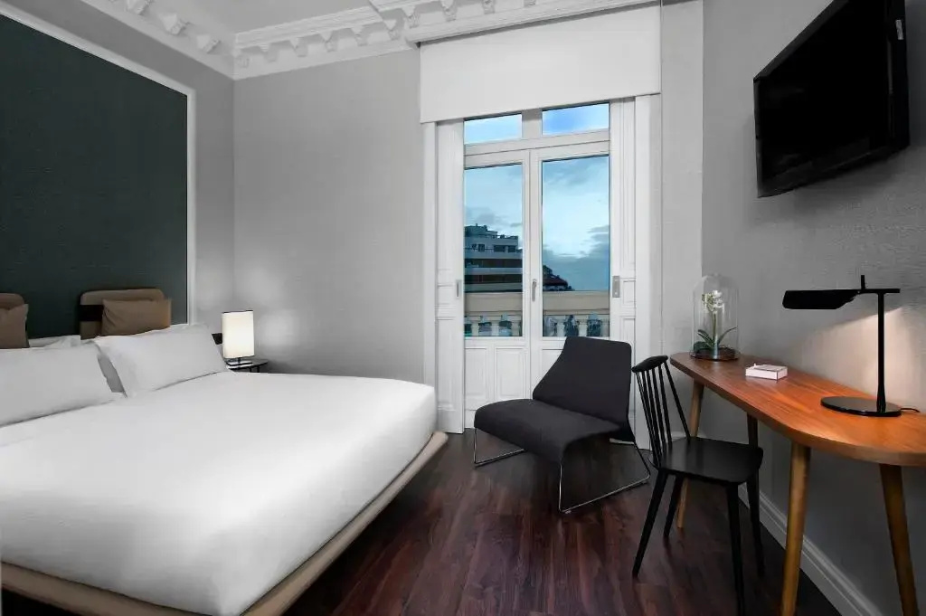 Deluxe Double room (full double bed)