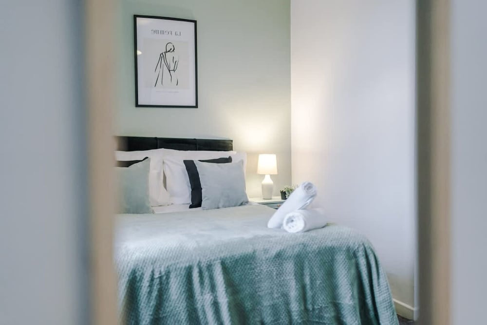 Spacious Home Ideal for Contractors Sleeps 7