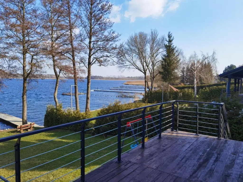 Lake House Listomie