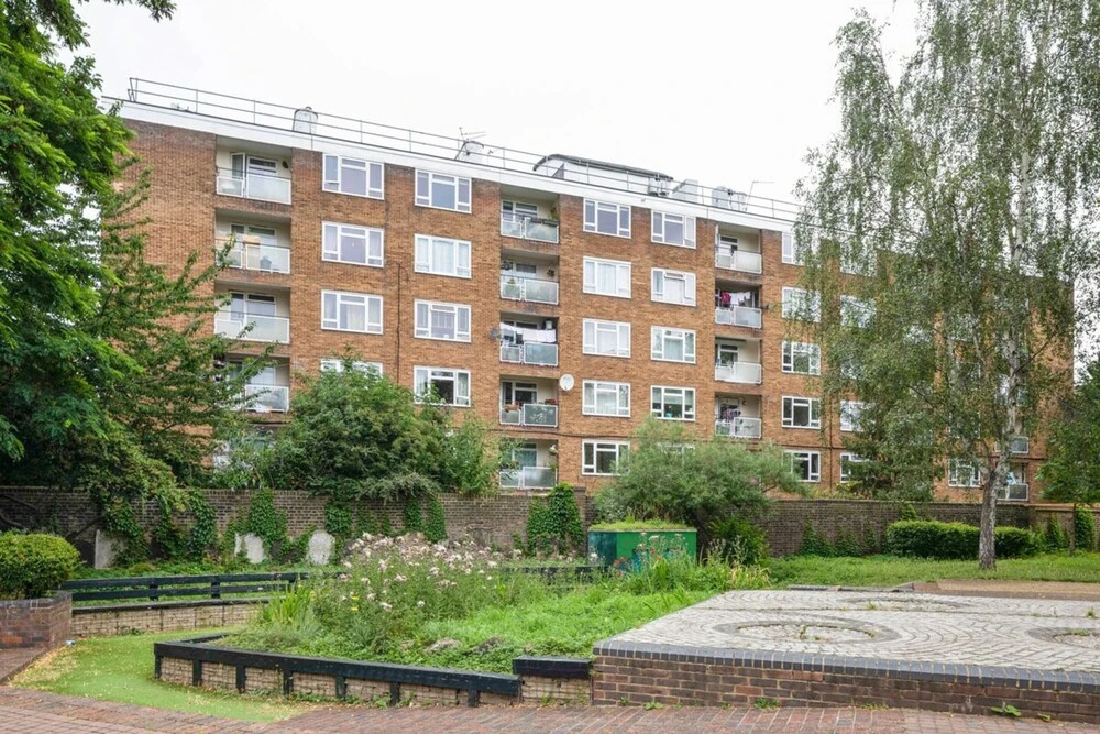 Lovely 2 Bed Apartment w Balcony nr River Thames