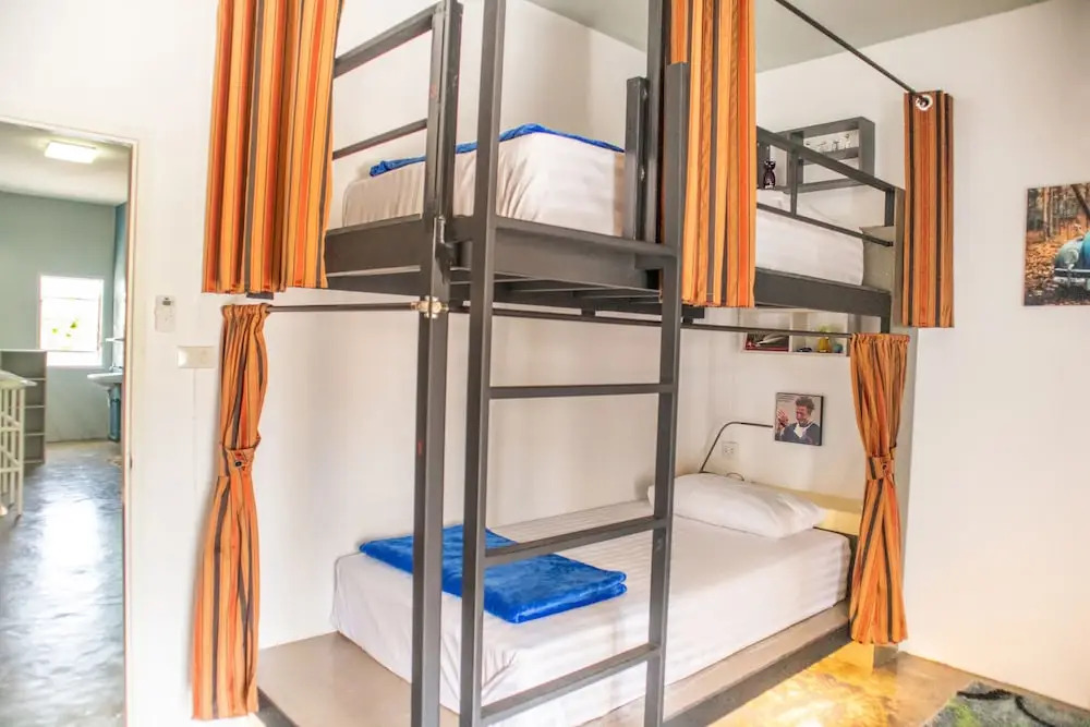 Кровать в общем номере в OYO 617 Tira Hostel chalong Phuket