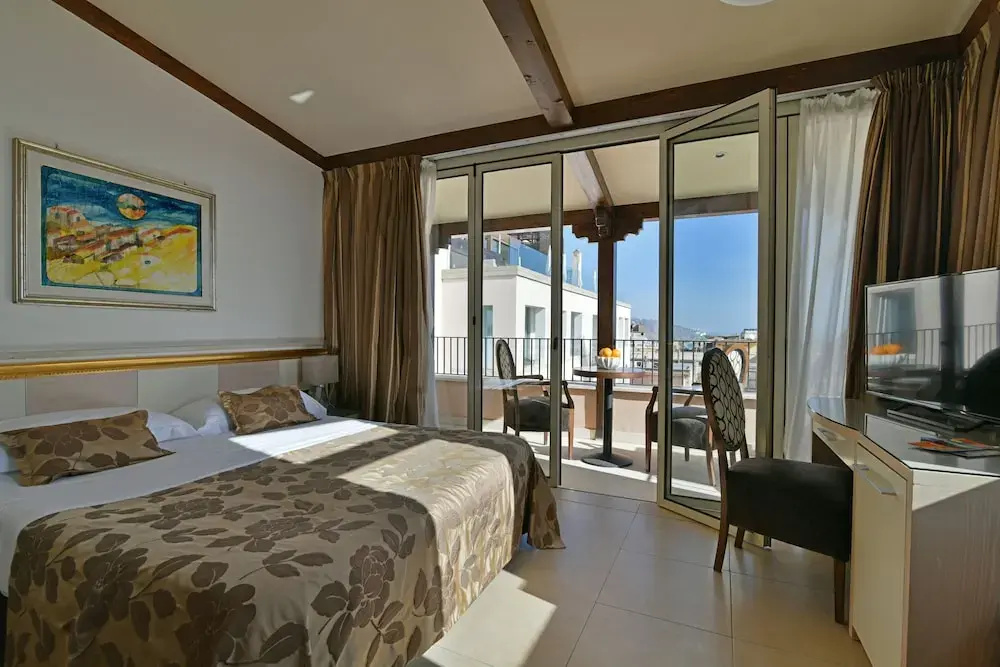 Deluxe room with balcony and with sea view