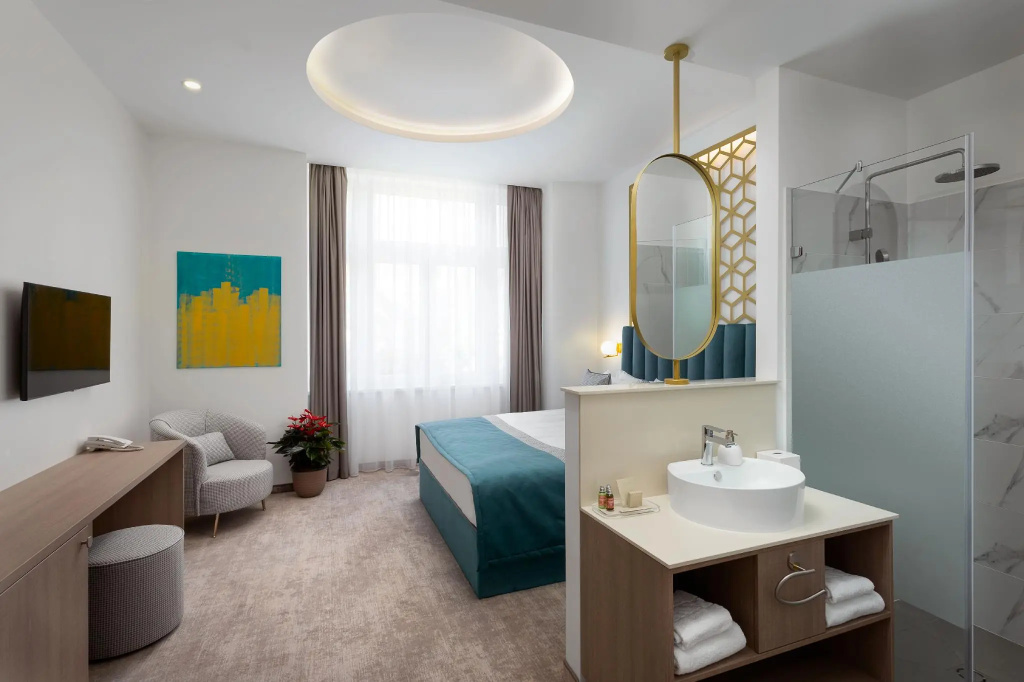 Deluxe Double room (full double bed)