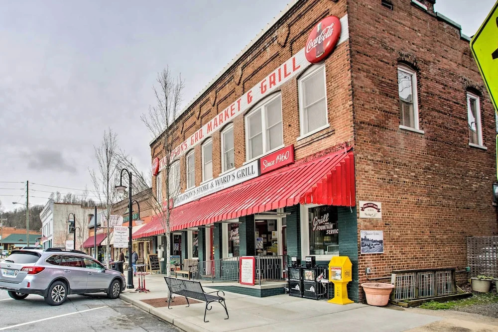 Walk to Main Street Eats: Remodeled Saluda Apt