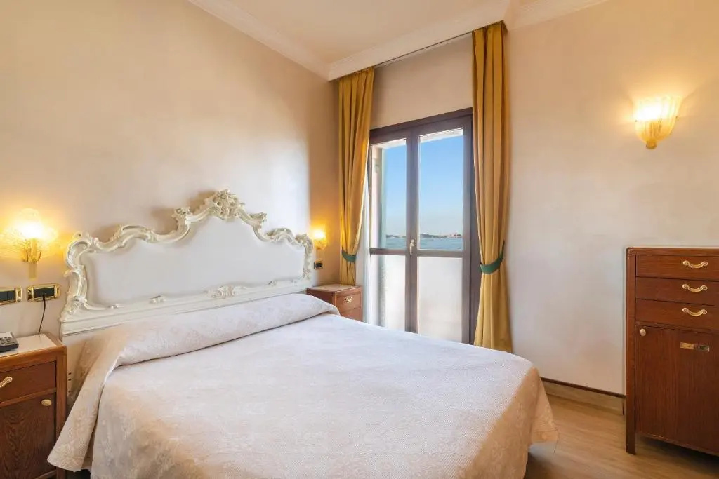 Superior Double room with Direct View of the lagoon (full double bed)